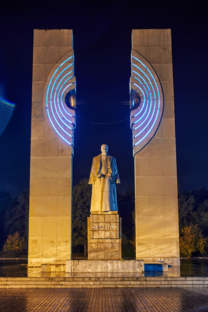 Памятник курчатову в челябинске фото